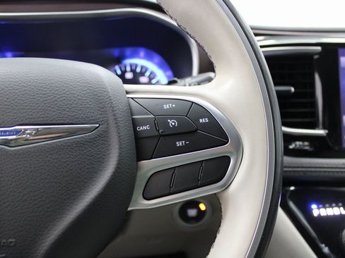 Used 2020 Chrysler Pacifica Limited image 37