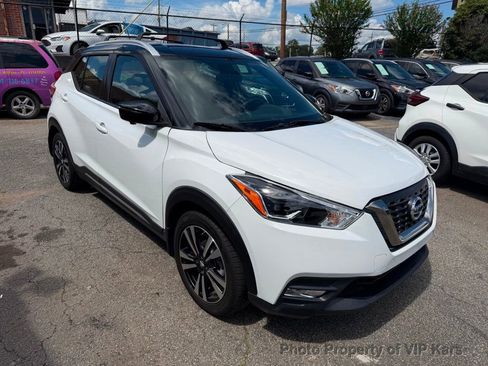 Used 2019 Nissan Kicks SR w/ SR Premium Package FWD image 3