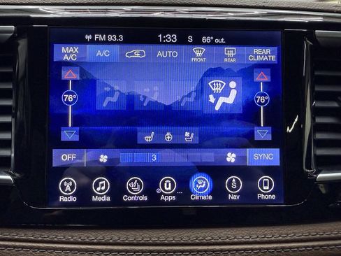 Used 2017 Chrysler Pacifica Limited w/ UConnect Theater Package FWD image 26