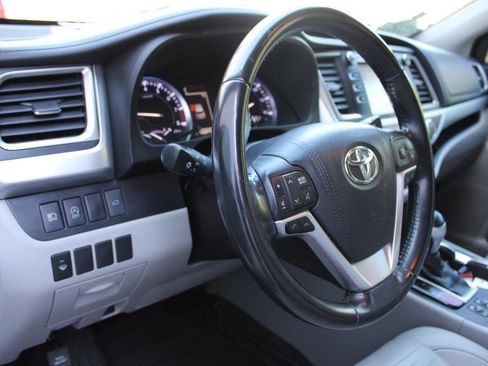Used 2017 Toyota Highlander XLE image 14