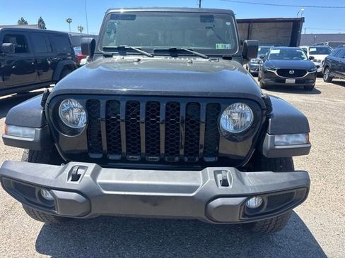 Used 2022 Jeep Gladiator Sport AWD/4WD image 2