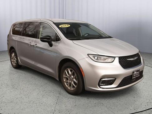 Used 2024 Chrysler Pacifica Touring-L FWD image 1