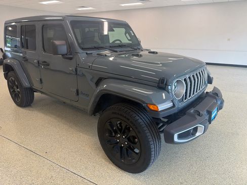 Used 2025 Jeep Wrangler Unlimited Sahara w/ Safety Group AWD/4WD image 4