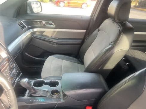Used 2017 Ford Explorer XLT w/ Equipment Group 202A image 5