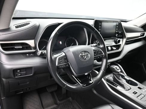 Used 2020 Toyota Highlander XLE AWD/4WD image 13