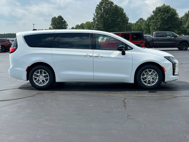 New 2027 Chrysler Pacifica Select FWD image 46
