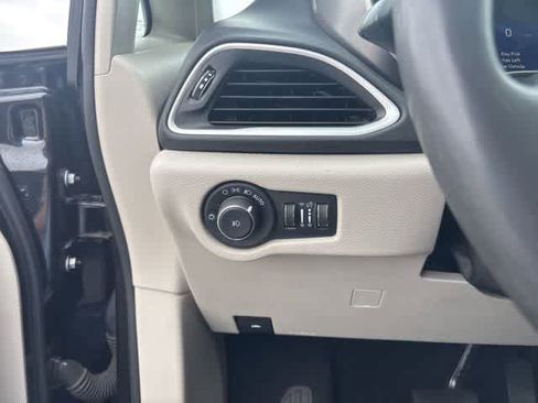 Used 2023 Chrysler Pacifica Touring-L FWD image 10