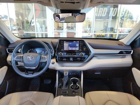 Certified 2021 Toyota Highlander XLE image 20