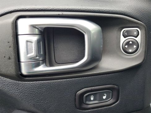 Used 2018 Jeep Wrangler Unlimited Sahara image 17