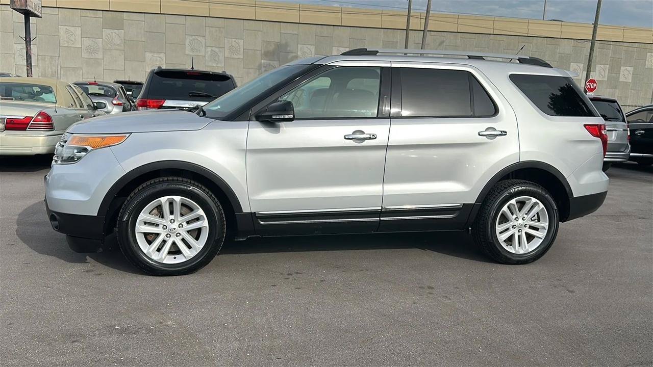 Used 2014 Ford Explorer XLT w/ Equipment Group 202A AWD/4WD image 16