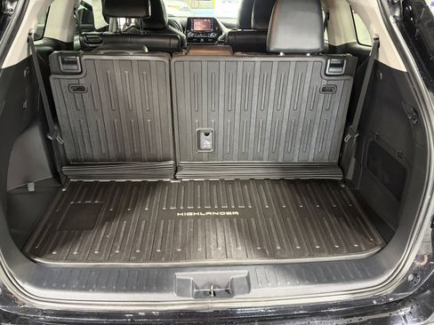Used 2022 Toyota Highlander XLE AWD/4WD image 32