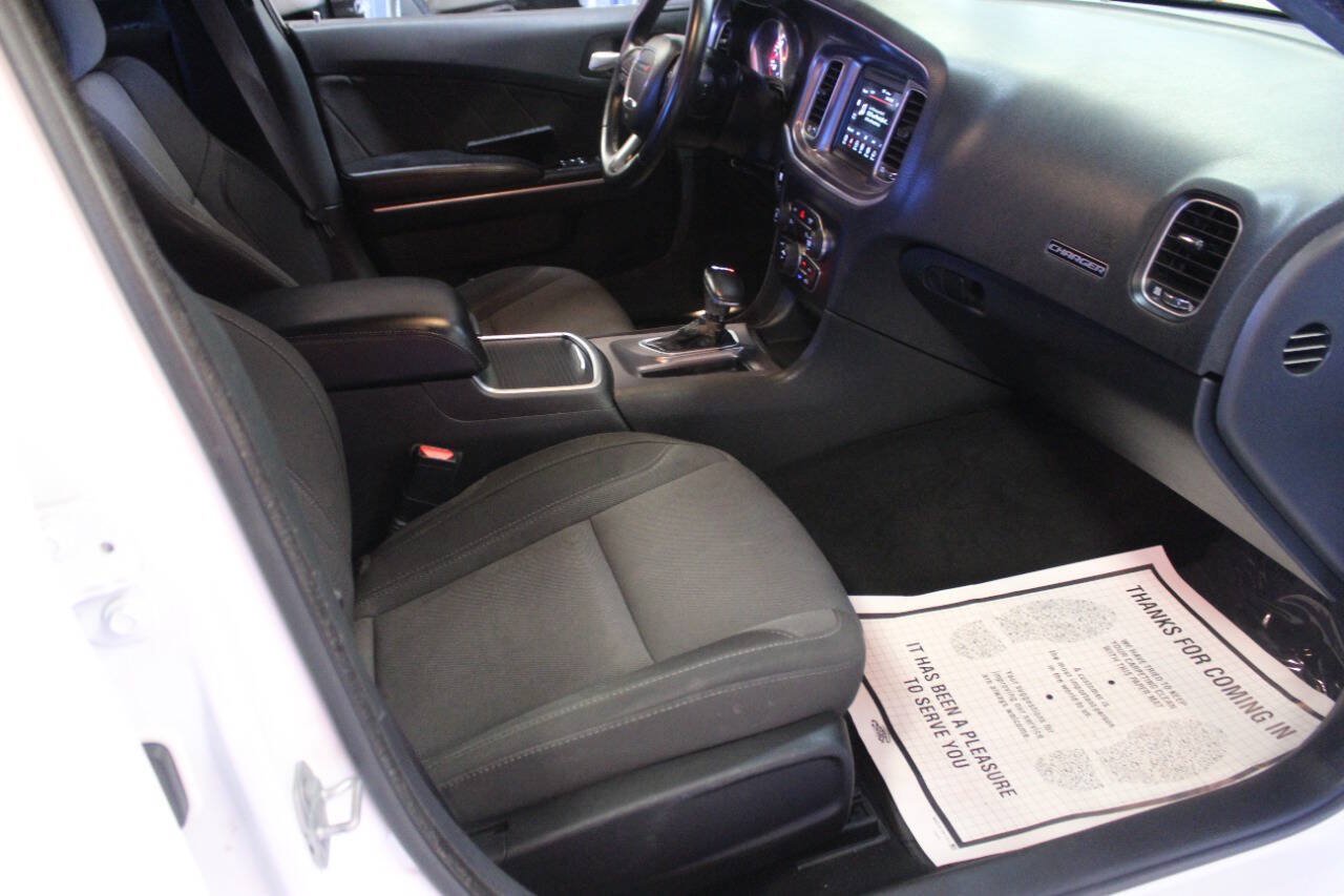 Used 2019 Dodge Charger SXT RWD image 9