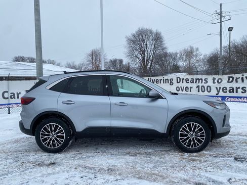 Used 2024 Ford Escape SE image 2