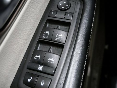 Used 2022 Chrysler Voyager LX image 12