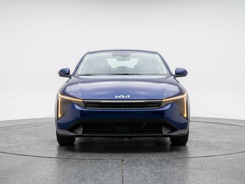 Used 2025 Kia K4 LXS image 2