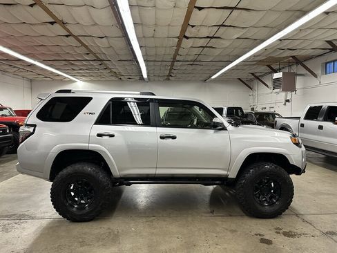 Used 2017 Toyota 4Runner TRD Off-Road image 2