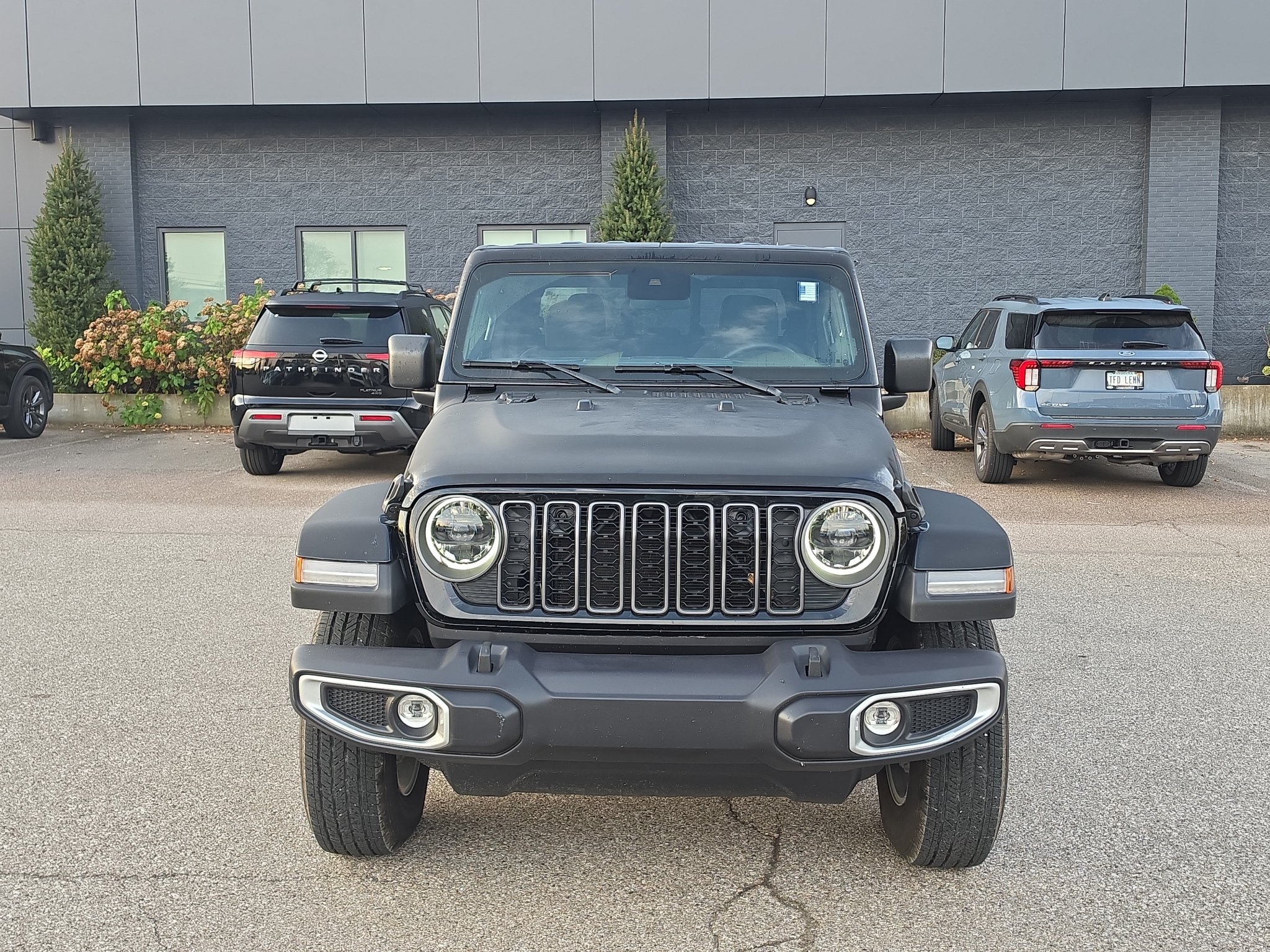 Used 2025 Jeep Gladiator Sport AWD/4WD image 2