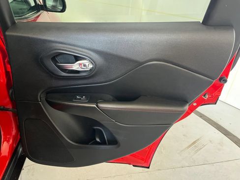 Used 2019 Jeep Cherokee Trailhawk AWD/4WD image 28