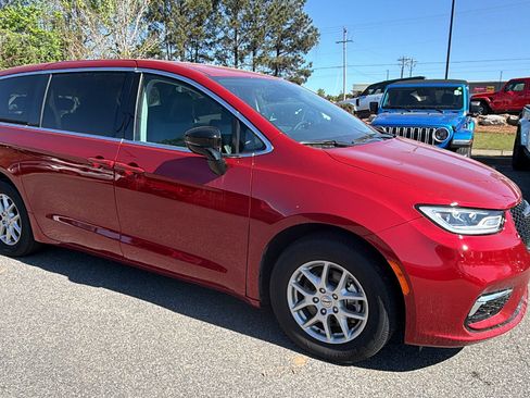Certified 2024 Chrysler Pacifica Touring-L FWD image 5