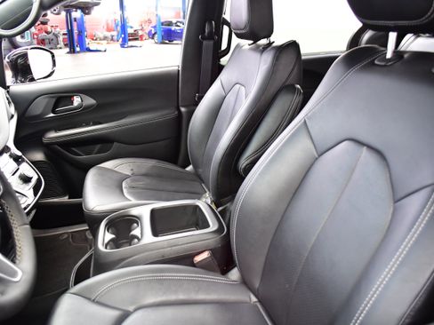 Used 2025 Chrysler Pacifica Select FWD image 11