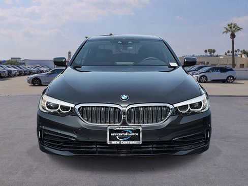 Used 2019 BMW 530e w/ Premium Package image 2