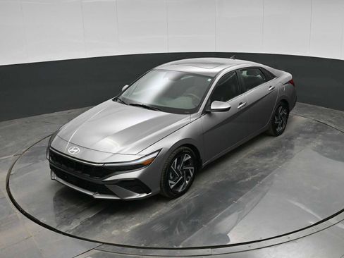 Used 2025 Hyundai Elantra SEL image 25