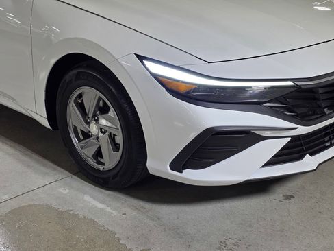 Certified 2025 Hyundai Elantra SE FWD image 10