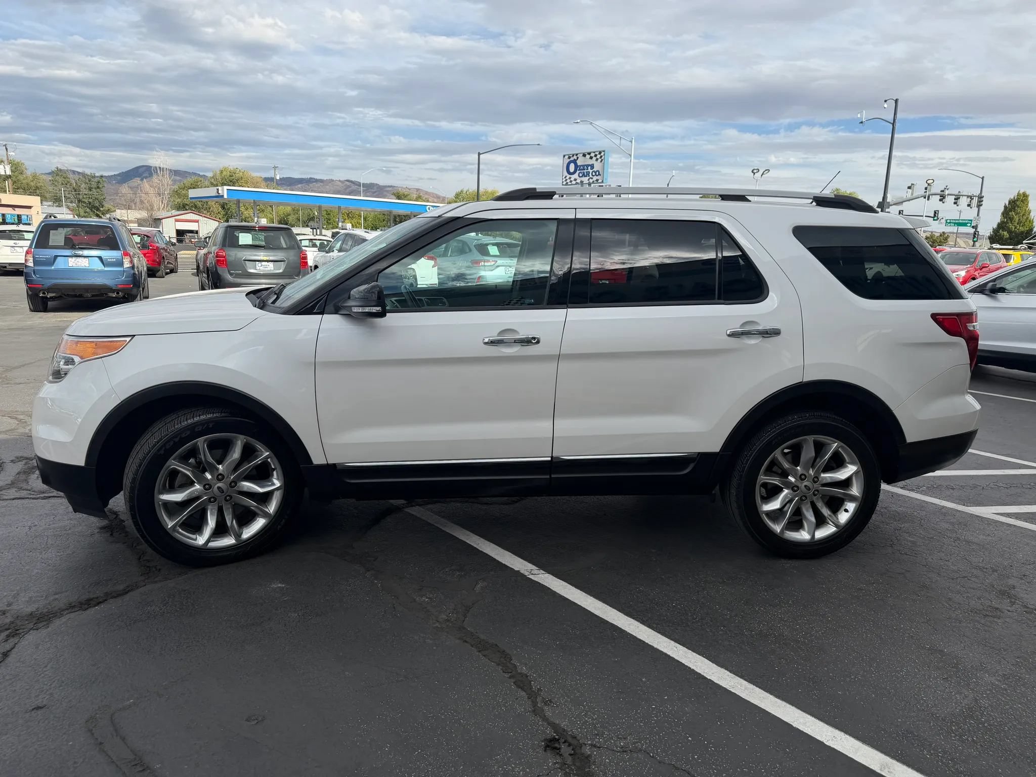 Used 2014 Ford Explorer XLT w/ Equipment Group 202A AWD/4WD image 5