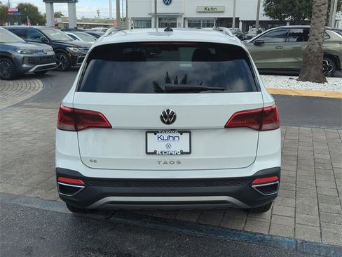 Certified 2022 Volkswagen Taos SE image 5