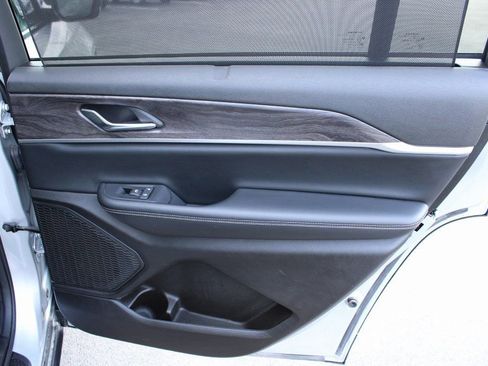 Used 2024 Jeep Grand Cherokee L Limited w/ Luxury Tech Group II image 17