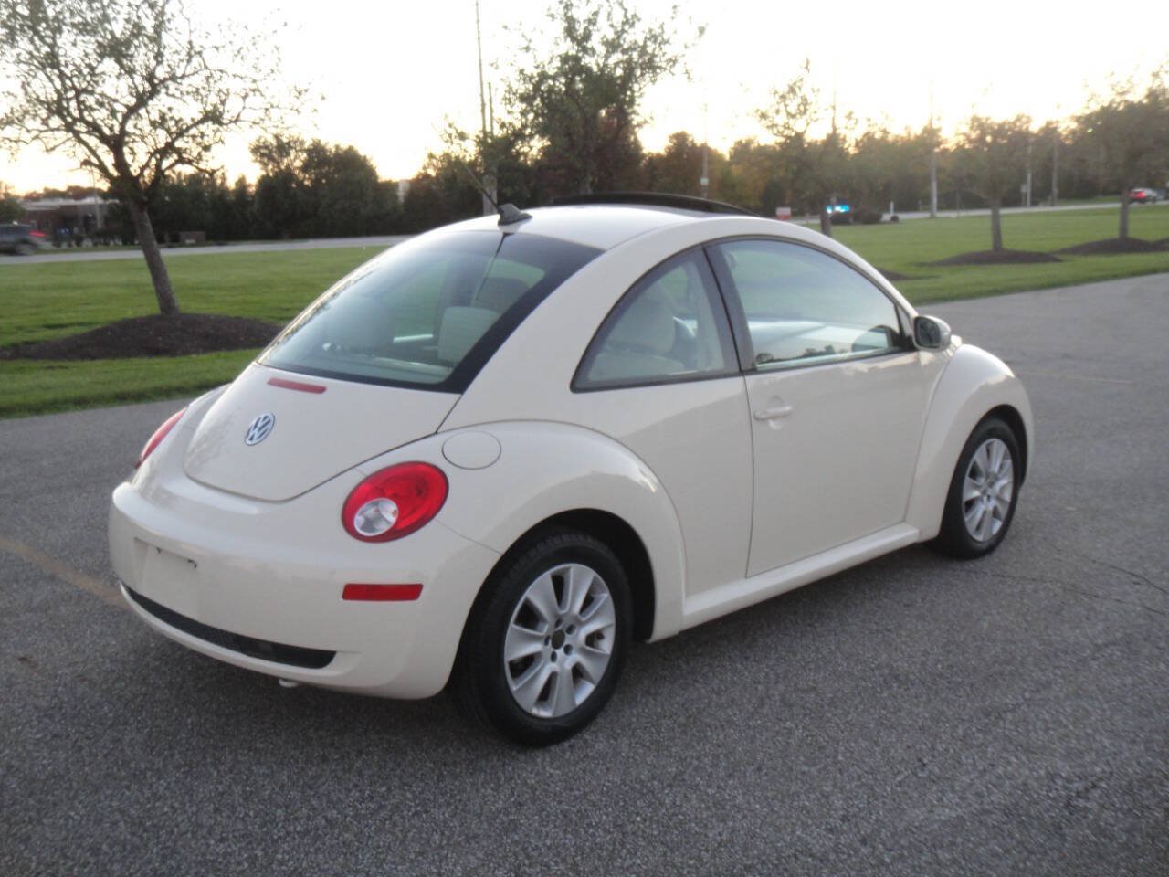 Used 2010 Volkswagen Beetle Coupe FWD image 6