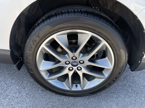 Used 2018 Ford Edge Titanium w/ Equipment Group 301A FWD image 11