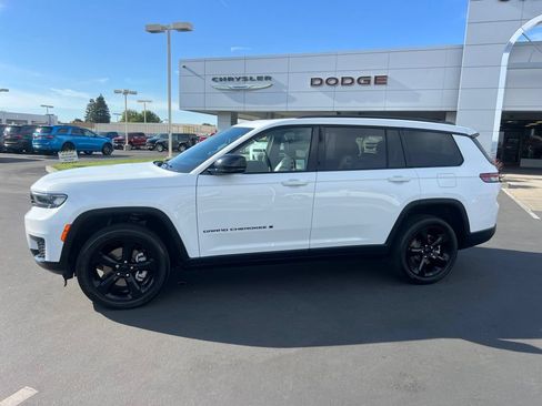 Used 2023 Jeep Grand Cherokee L Laredo AWD/4WD image 25