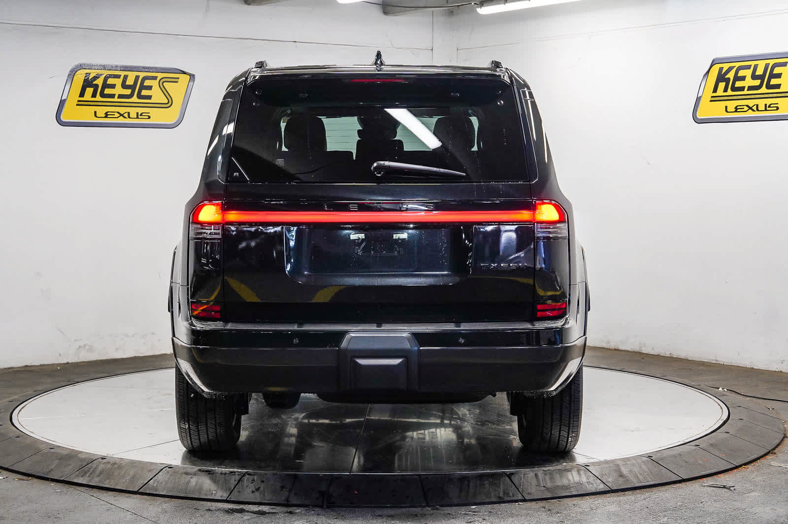 Used 2025 Lexus GX 550 w/ Accessory Package (2T) AWD/4WD image 3