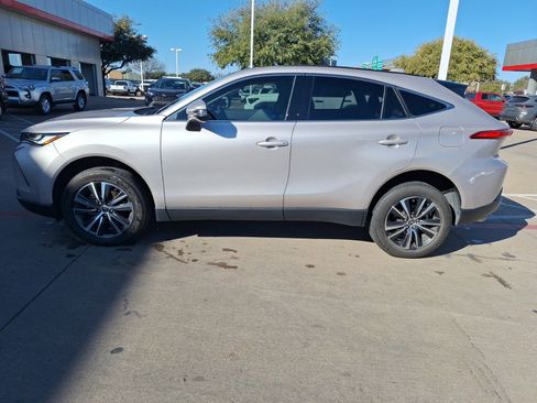 Used 2023 Toyota Venza LE image 3