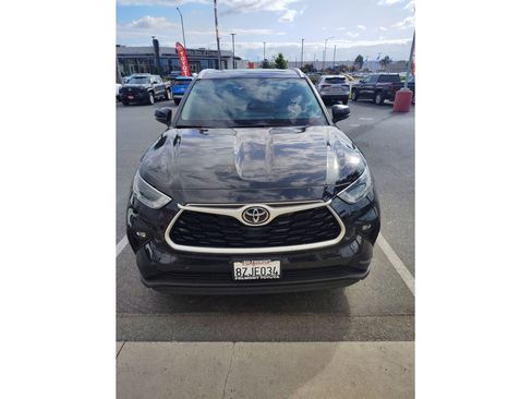 Used 2022 Toyota Highlander XLE AWD/4WD image 2