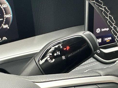 New 2026 Volkswagen Tiguan SE image 25