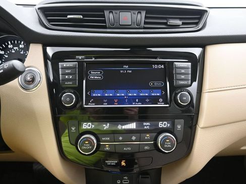 Used 2019 Nissan Rogue SV w/ Premium Package FWD image 16