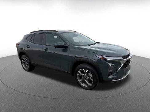 Used 2025 Chevrolet Trax LT image 2