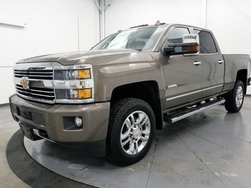 Used 2015 Chevrolet Silverado 2500 High Country w/ High Country Premium Package AWD/4WD image 3