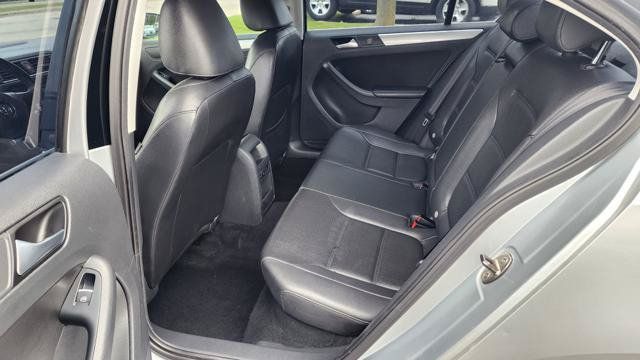 Used 2013 Volkswagen Jetta SE FWD image 17