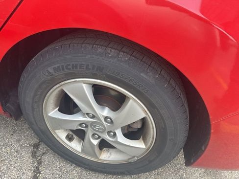 Used 2014 Hyundai Elantra SE image 16