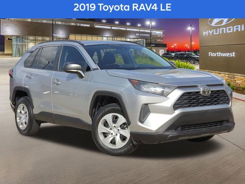 Used 2019 Toyota RAV4 LE image 1