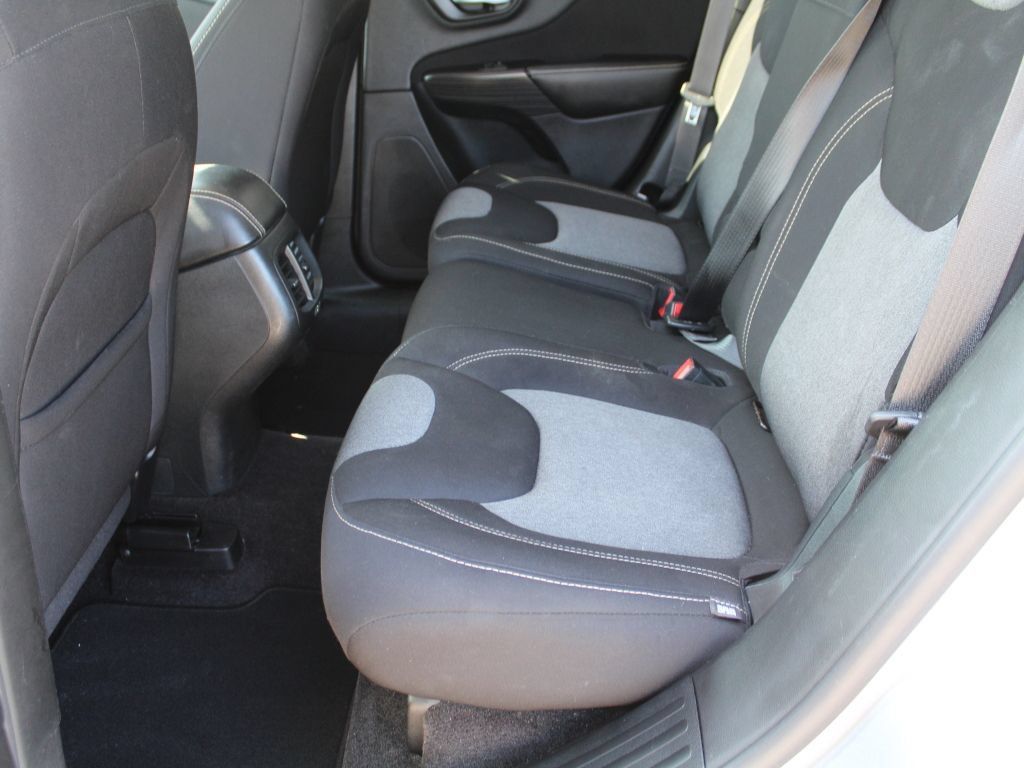 Used 2016 Jeep Cherokee Sport AWD/4WD image 10