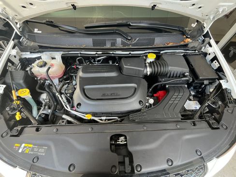 Used 2025 Chrysler Pacifica Limited image 37