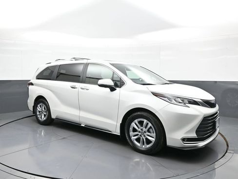Certified 2025 Toyota Sienna Limited image 4