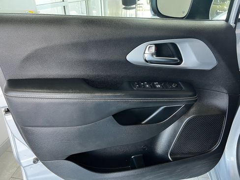 Used 2023 Chrysler Pacifica Touring FWD image 10