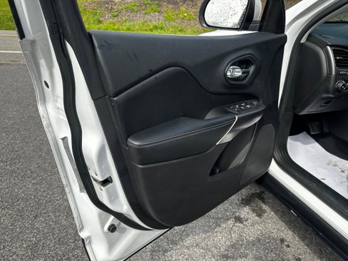 Used 2019 Jeep Cherokee Latitude Plus w/ Cold Weather Group AWD/4WD image 27