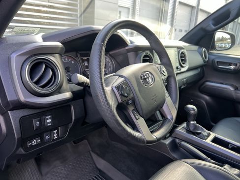 Used 2022 Toyota Tacoma TRD Sport image 19