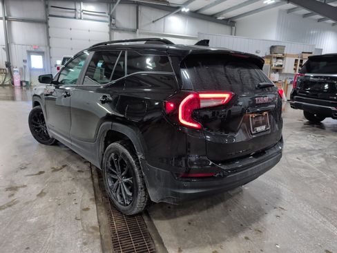 Used 2022 GMC Terrain SLE w/ Driver Convenience Package image 4